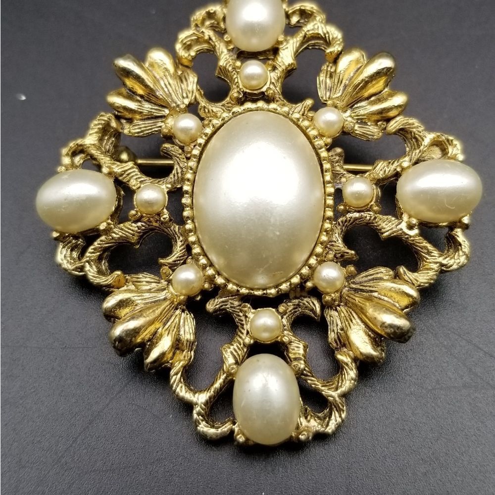 VINTAGE! Victorian Grandmothers Estate Faux Pearl Brooch. BR103